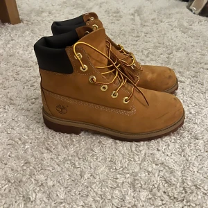 Timberland boots  - Klassiska Timberland boots i brun läder i storlek 40. Några svarta märken i fram på skon som behöver en liten läder puts och rengöring. 