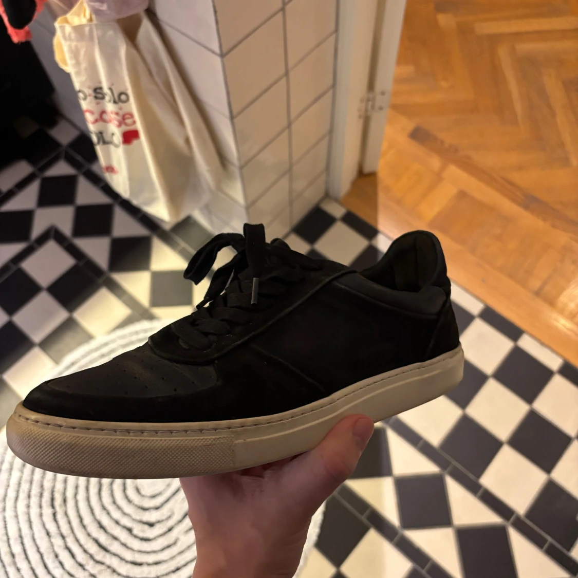 Svarta Filippa K sneakers i mocka och skinn - 2