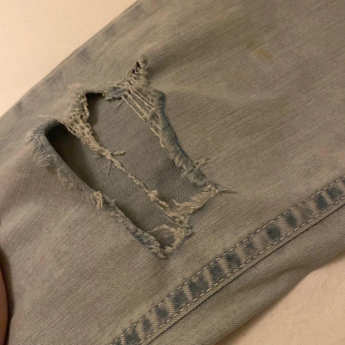 Ljusblå jeans från Nelly med slitning - 1