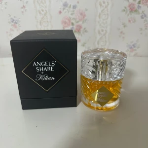 Kilian Angels' Share Parfym - Lyxig parfym från Kilian med snygg design. Ingredienser: alcohol denat., parfum, vatten, coumarin, limonene, cinnamyl alcohol, cinnamal, linalool, eugenol, benzyl benzoate, BHT. Tillverkad i Frankrike. Perfekt för dig som vill sticka ut.