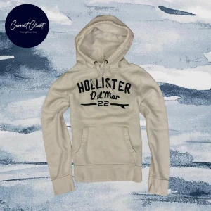 Vit hoodie från Hollister med tryck - Vit hoodie från Hollister med broderat svart tryck 'Del Mar 22' på bröstet | Size M passar S/M | Vintagr men väldigt bra skick, inga fläckar osv