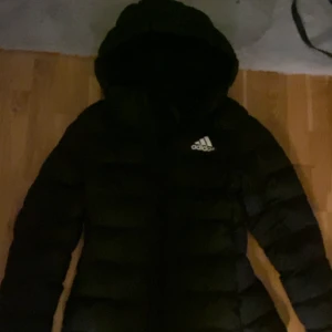 Adidas jacka XS - En basic adidas dun-jacka som passar till vintern och höst och är storlek XS, den håller värme jätte bra och rekommenderar verkligen! Köpte för ungefär 1000kr kommer inte ihåg men säljer den för 300kr men priset kan såklart diskuteras