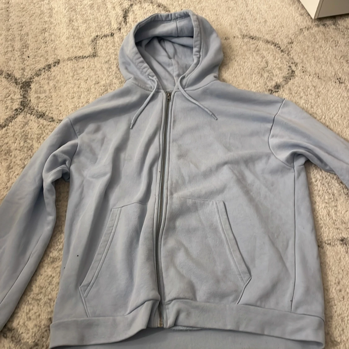 Ljusblå hoodie med dragkedja