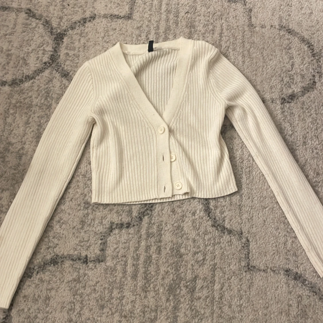 Ljusbeige ribbad kofta med v-ringning