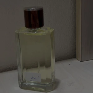 Parfym inspirerad av Armani Si - En stilren parfymflaska med handskriven etikett. Perfekt för dig som vill sticka ut med något annorlunda. Volym och ingredienser framgår ej på bilden.