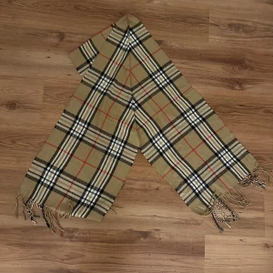Burberry  - En riktigt klassisk Burberry Kashmir halsduk som är otroligt snygg. Perfekt nu till de kallare tiderna. Den är i otroligt bra skick och finns knappt nått tecken på användning|fraktar samma dag eller nästa efter köp| ENDAST INSTABOX & POSTNORD‼️
