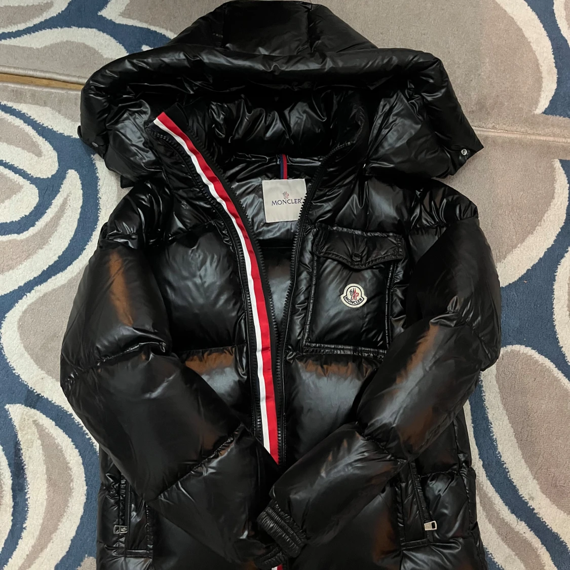 Svart Moncler pufferjacka med huva