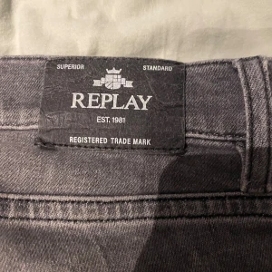 Grå jeans från Replay - Snygga grå jeans från Replay med klassisk femficksdesign och raka ben. Jeansen har diskreta sömmar på bakfickorna och är tillverkade i mjukt jeanstyg som ger en skön känsla. Perfekt för dig som gillar stilrena och tidlösa jeans. Kan gå ner i pris vid snabb affär