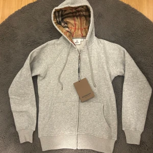 Burberry Zip Hoodie - Säljer denna sjukt feta Burberry Zip Hoodien som är helt ny med tags. Storlek S men passar XS också. Hör av dig vid minsta lilla fundering! 