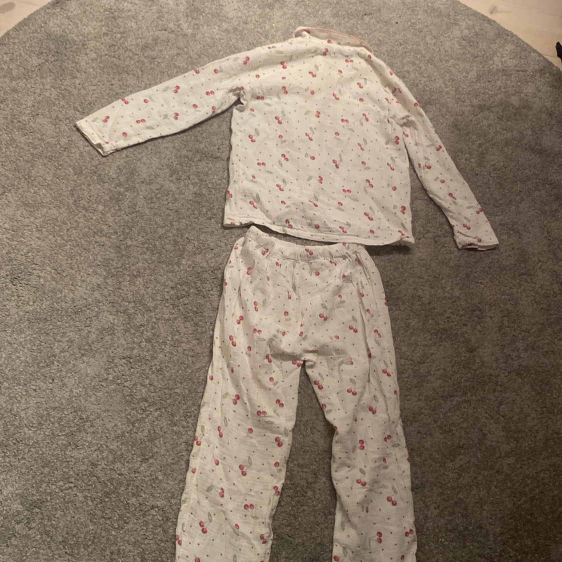 Mysig pyjamas med körsbär på - 1