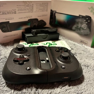 Gaming controll till telefonen - Razer Kishi universal gaming controller. Funkar till iPhone med måste vara en med Lightning laddare.