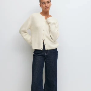 Stickad kofta - Stickad vit kofta från GinaTricot. Superfin.  Storlek XS