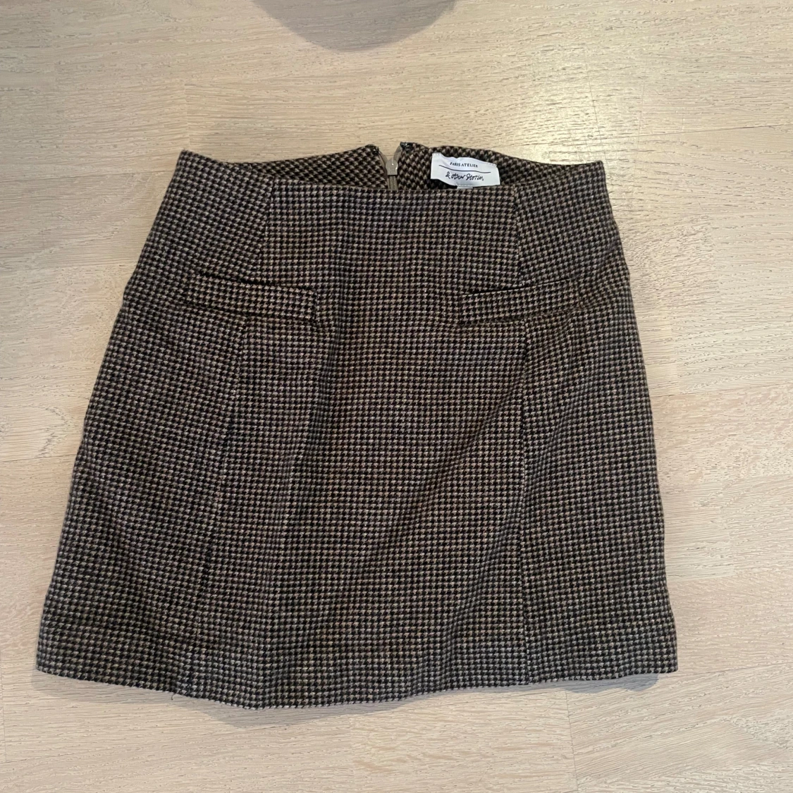 Rutig brun minikjol från Aéryne