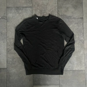 Selected Homme tröja - Säljer en stilren mörkgrå tröja från Selected Homme. Passformen är perfekt. Skick 8/10. Passar till flera olika outfits. Hör gärna av er om ni har några funderingar eller frågor!