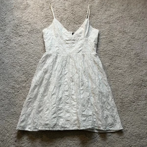 Vit sommarklänning - Söt, vit klänning. Perfekt till studenten. Passade inte mig riktigt så därför säljer jag. Storlek S men passar även xs. Sista bilden visar färgen och mönstret tydligast! På banden finns en liten missfärgning men inget som syns när man har på den🩷🩷