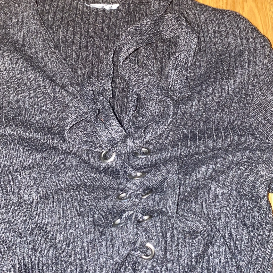 Mörkgrå ribbad stickad tröja med snörning - 1