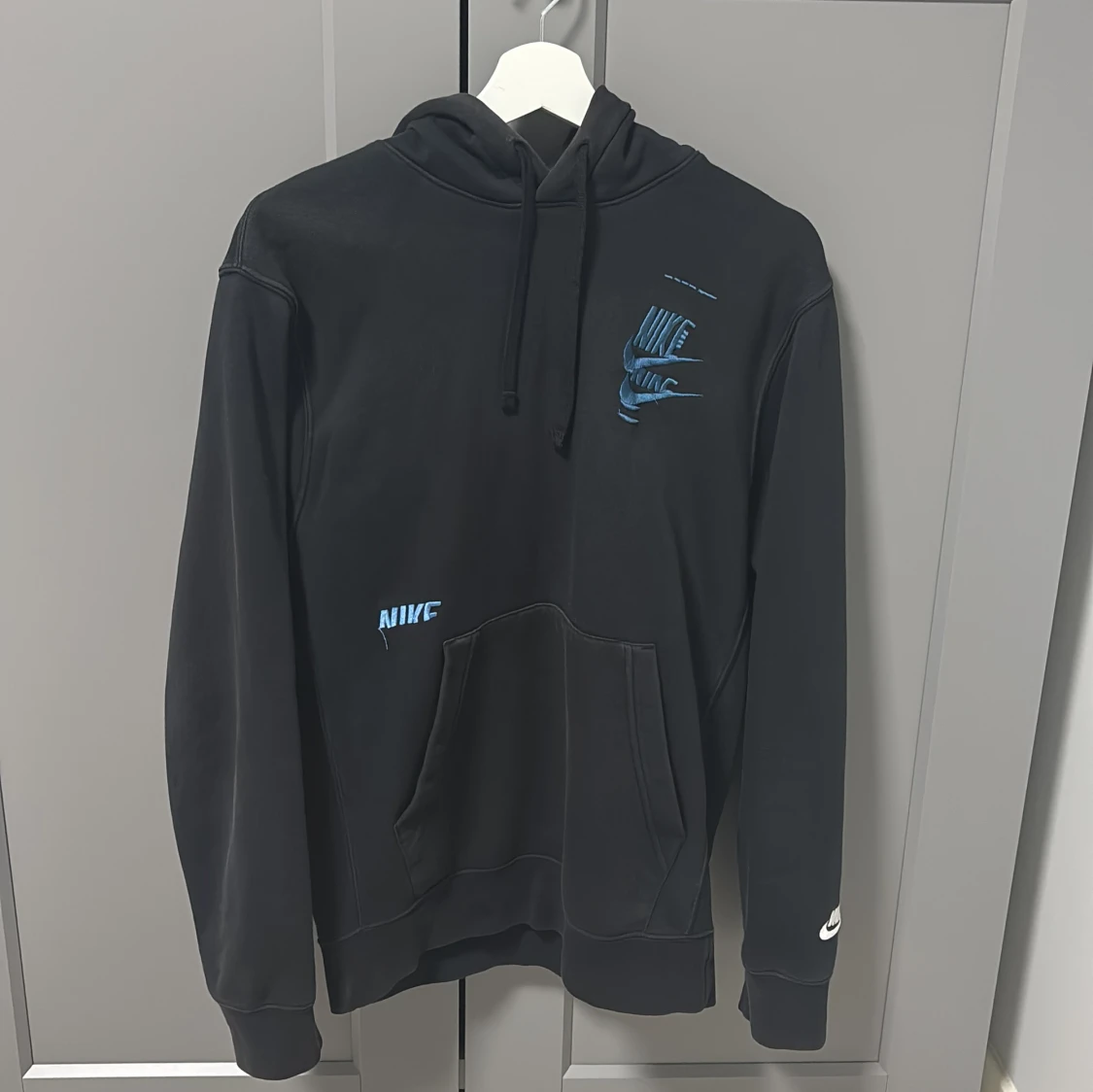 Svart Nike hoodie med blå och röd logga