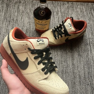 Nike SB Dunk Low “Hennessy” 43 - Sb dunk “hennessy” i storlek 43 i mycket bra skick! Stockx ligger mellan 4500-10000kr och är äkta såklart men ingen box