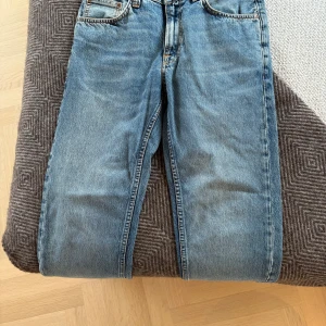 Blåa Nudie jeans - Säljer ett par blå jeans från Nudie med raka ben och normal passform. I stormen w30 L32.
