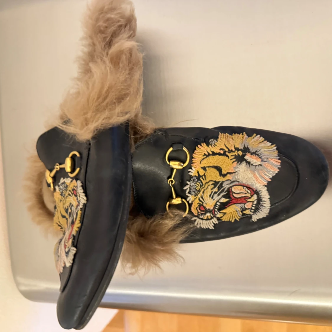 Gucci loafers med tigerbroderi och päls - 1