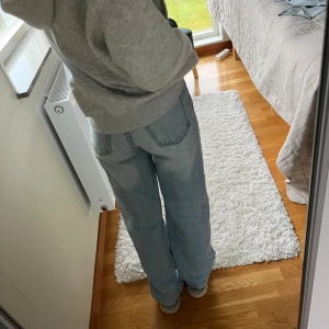 Straight jeans - Jättesnygga straight ljusblå jeans med hål!