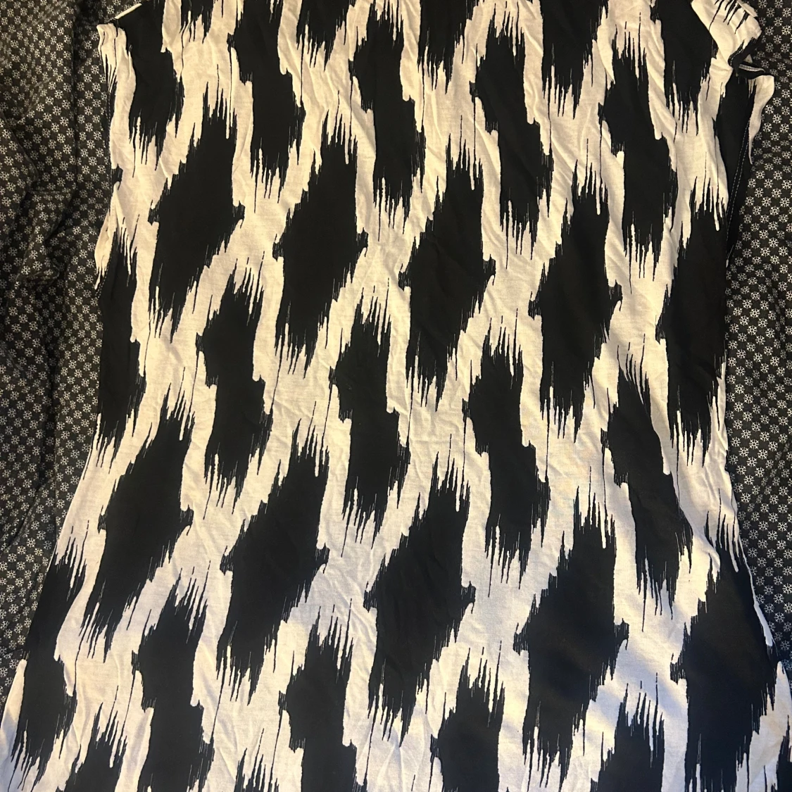 Svartvit mönstrad klänning från Lindex - 1