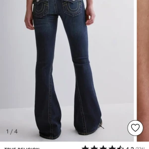 True Religion Joey Low Rise Flare Jeans - Snygga mörkblå jeans från True Religion, modell Joey Low Rise Flare. De har låg midja, utssvängda ben storlek 27