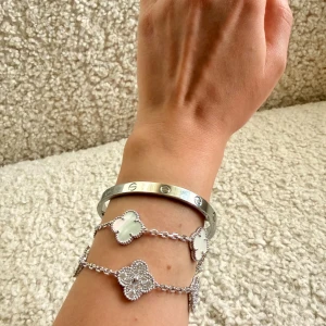 Armband set - Helt ny armband set 2st , 18k guldpläterat , rostfritt stål . Pm för mer bilder och information 