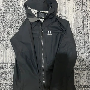 Haga löfs jacka - Säljer jacka i topp skick , it använd ett par gången sitter fint Stl m men passar L också 