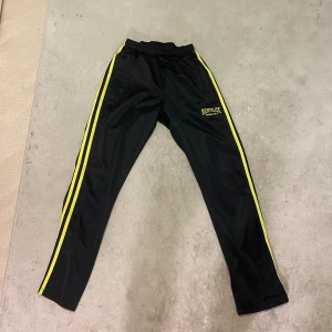 AIK byxor norra stå - Köpta på norra stå för ett par årsen säljer nu för att dom passar inte längre storleken är Small vill du ha fler bilder eller har du frågor är det bara att skriva!