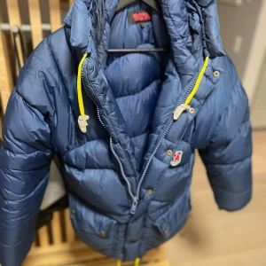 Fjällräven vinterjacka dam - Väldigt snygg och varm vinterjacka från Fjällräven, Ny pris ligger på runt 6000kr. Lite smutsig men fixas med en enkel tvätt! Storlek: XXXS men de är stora i storleken! Hör av er!  (Finns även bilder på hur den sitter på, bara fråga!)