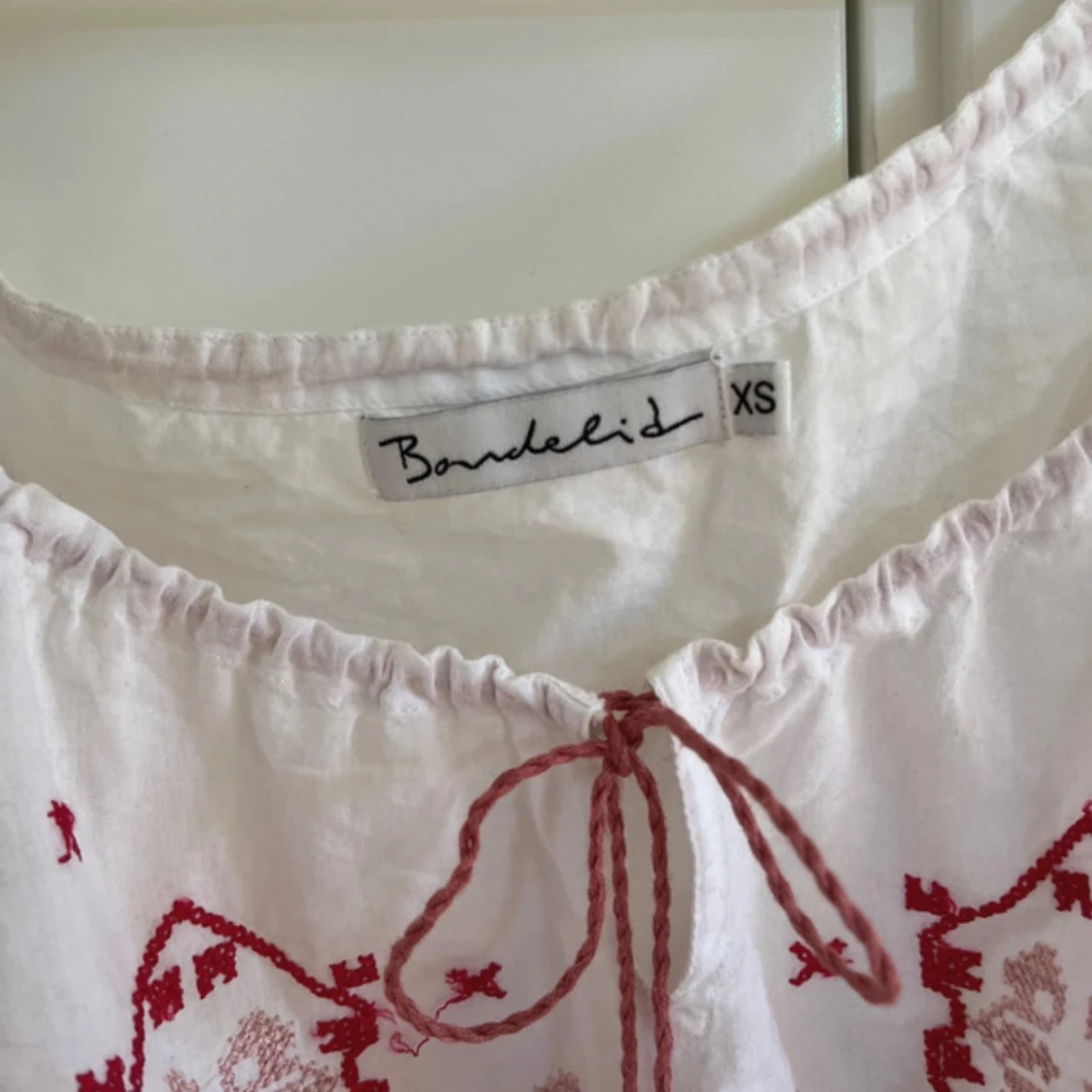 Vit blus med fina detaljer - 2