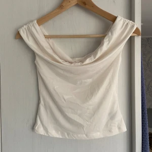 Festtopp  - Helt ny topp från HM! Supersnygg och offshoulder🥰Säljer eftersom jag glömde skicka tillbaka den när den inte passade mig🥹😘