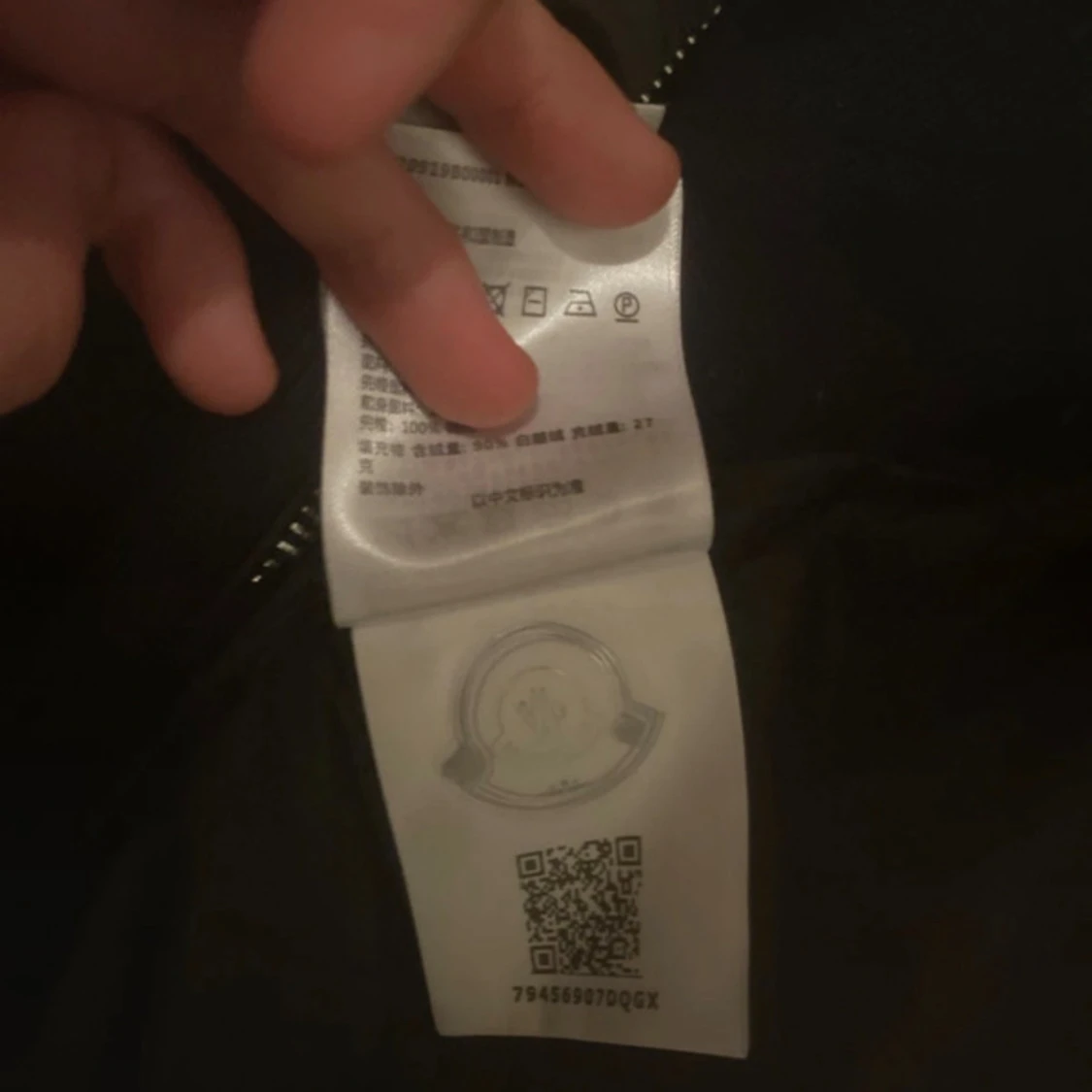 Svart pufferjacka med huva från Moncler - 3