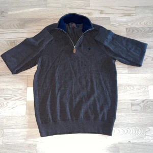 Brun Morris half zip - Snygg grå tröja från Morris i 100% merinoull. Belysningen är lite missledande färgen är lite ljusare i verkligheten. Plagget har inga defeketer. Nypris 1800 kr. Hör av dig vid eventuella frågor🙌