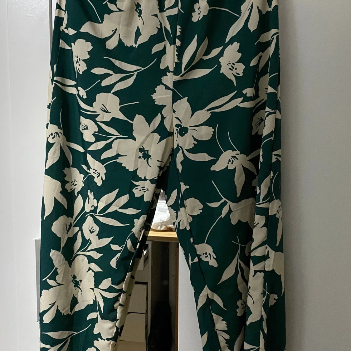 Grön långklänning med blommigt mönster - 3