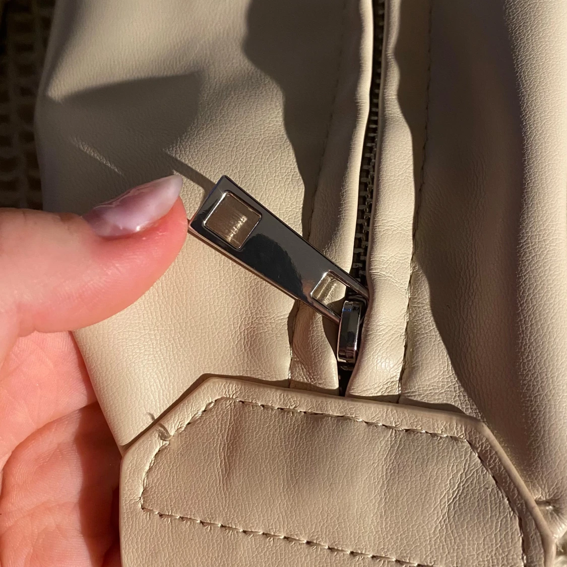 Beige axelväska  med dragkedja - 1