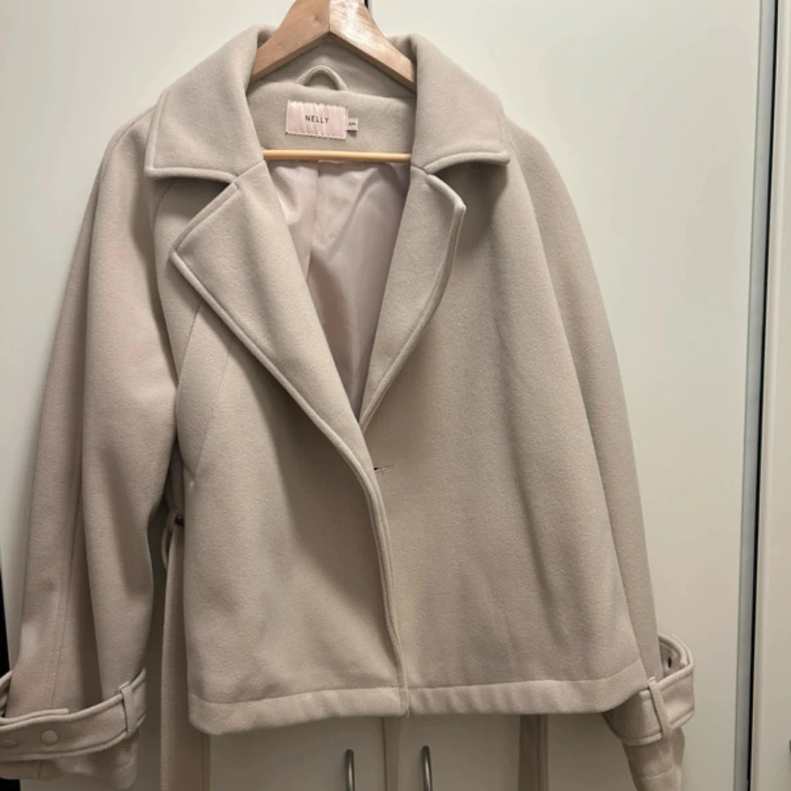 Beige kappa från Nelly med bälte