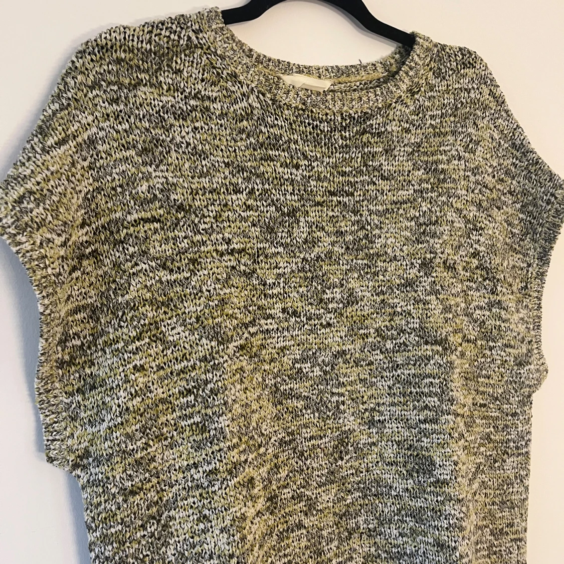 Stickad kortärmad tröja i ljus grön och grå nyanser - 2