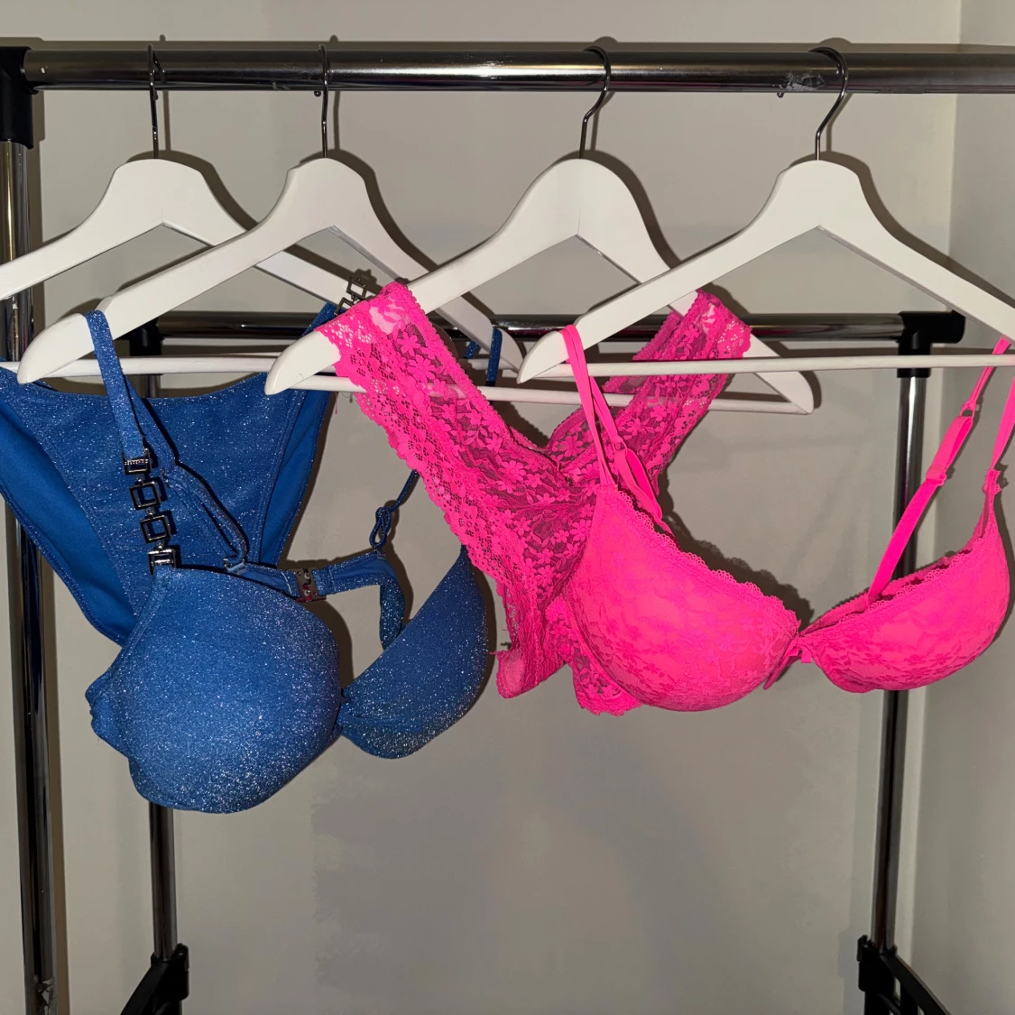 Glittrig blå bikini och rosa spetskorsett - 1