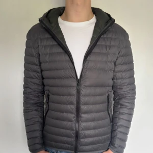 Colmar jacka - Hej säljer nu min fina Colmar jacka i stolek 48 (S). Den är i nyskick och är super snygg vid höst/vintern. Nypris +- 4000kr! Glöm inte följa🌊🍾