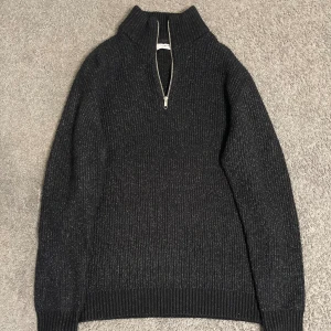 Stickad Zip Tröja - Tja, säljer nu en stickad zip tröja för endast 399. Priset är ej hugget i sten och skriv i dm vid funderingar! 🙌