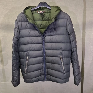 Colmar jacka  - Säljer en stört snygg colmar jacka i size 16y/172cm motsvarar xs-s. Modellen är 179. Skick 7/10. Begagnad men bra skick men finns några defekter( se bild 5) nypris ca 4000kr. Hör av dig vid frågor 🤩