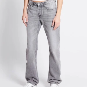 Grå raka lågmidjade jeans från 157 Icon - Snygga grå icon jeans från 157 med raka ben. Jeansen  är storlek xs men har töjts och passar s/m skulle jag säga.