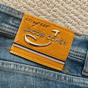 Limited edition Jacob cohën jeans  - Jacob cohën jeans Limited edition i nyskick .  Storlek W33 , modellen är 180 cm och 75 kg. Mått A: 43  cm, B: 106 cm. Kom med frågor!  Personlig favorit pågrund av dess otroligt clean patch 