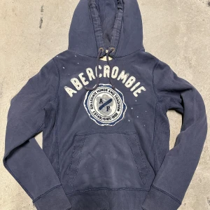 Unik Abercrombie Hoodie - Extremt eftertraktad och sällsynt Abercrombie hoodie med paint splatter! Enda på hela plick och jag aldrig sett en säljas! Grymt skick, inga defekter - ser exakt ut som på bild! Storlek M. Skriv vid frågor!💬