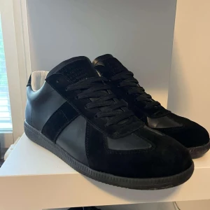 Maison margiela gats - Köpte dom men dom passade dåligt säljer vidare dom, köpte dom av en kompis så sänker priset för att få dom sålda, va inte rädd att lägga prisförslag!👻