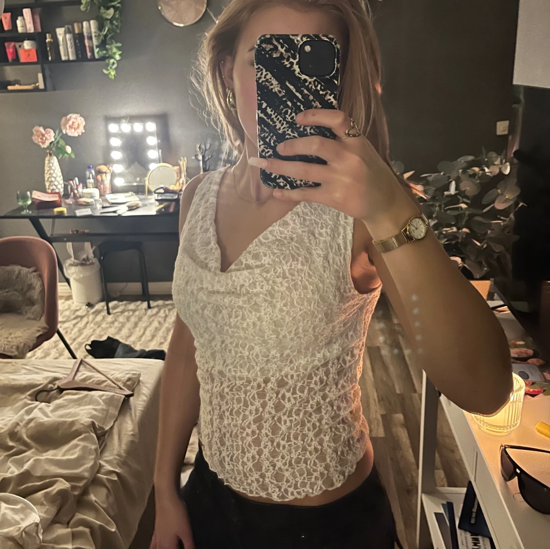 Vit spetsig linnetopp med v-ringning - 1