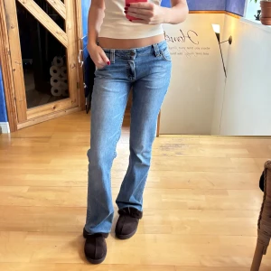 Blå bootcut jeans från Lee - Vintage lee jeans 💞Skriv för frågor, mått eller likande! 🥰