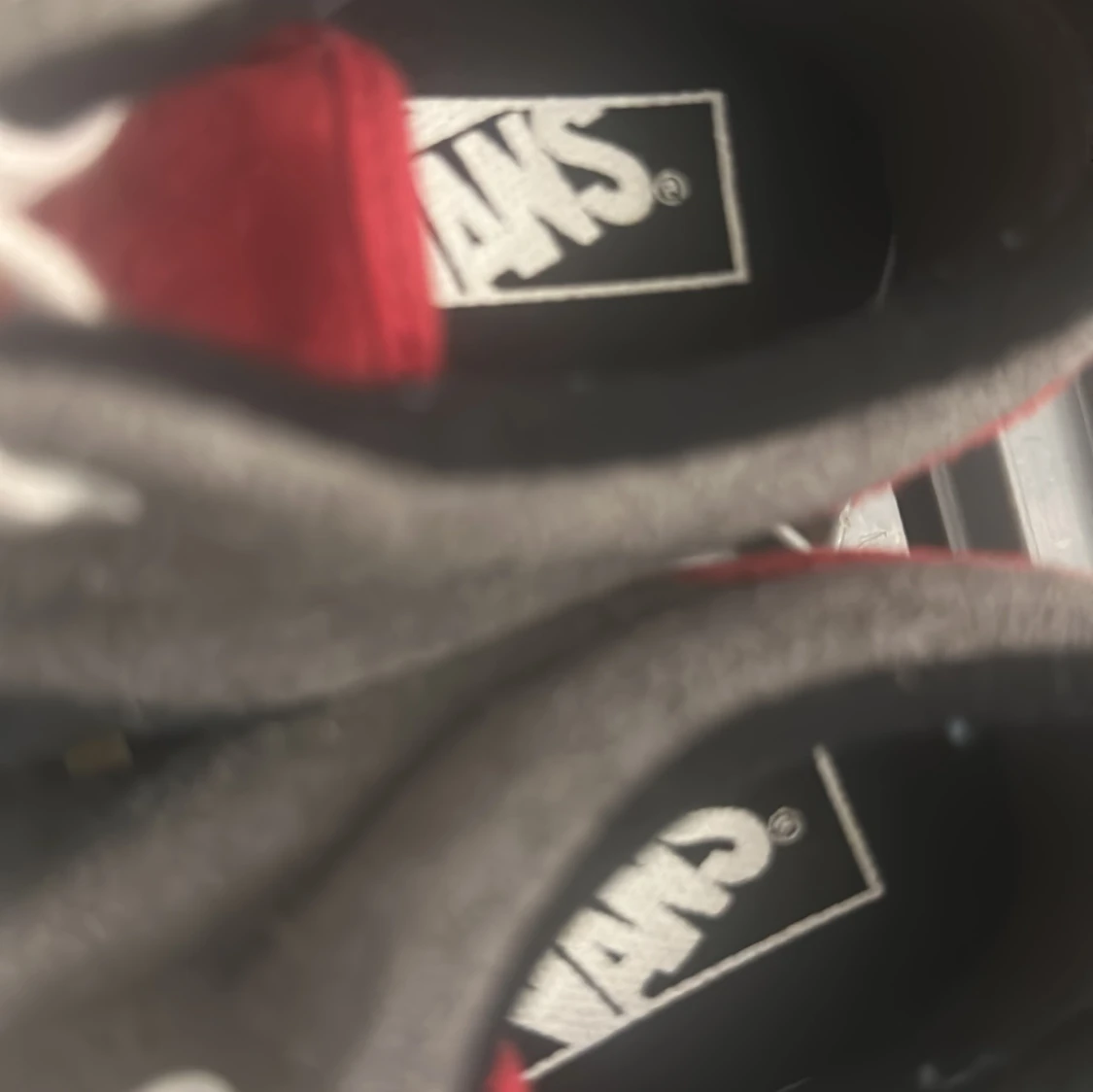 Vans sneakers i svart, grå och röd mocka - 3